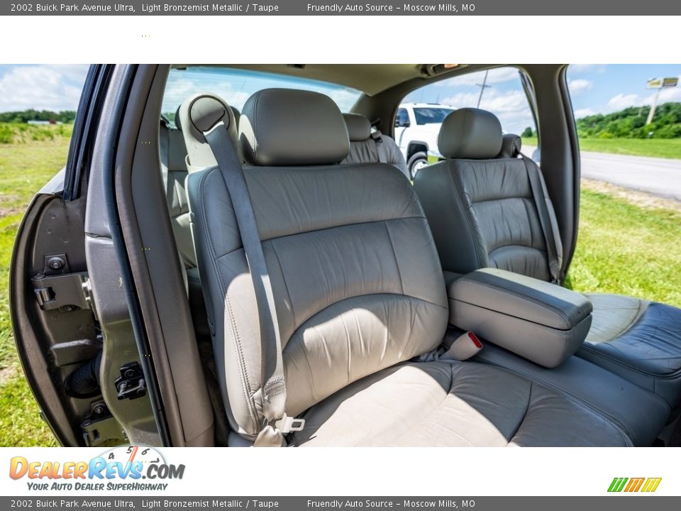 Front Seat of 2002 Buick Park Avenue Ultra Photo #25