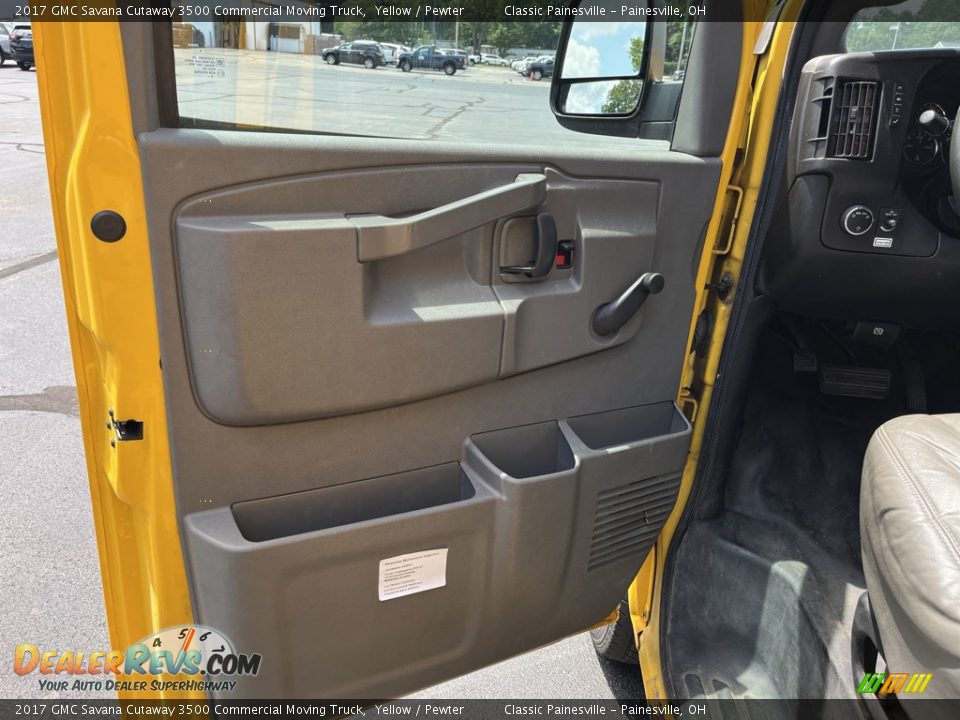 Door Panel of 2017 GMC Savana Cutaway 3500 Commercial Moving Truck Photo #9