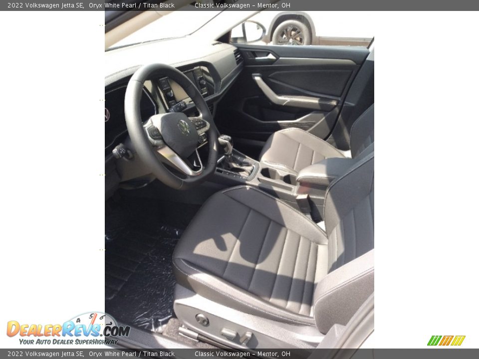 2022 Volkswagen Jetta SE Oryx White Pearl / Titan Black Photo #2