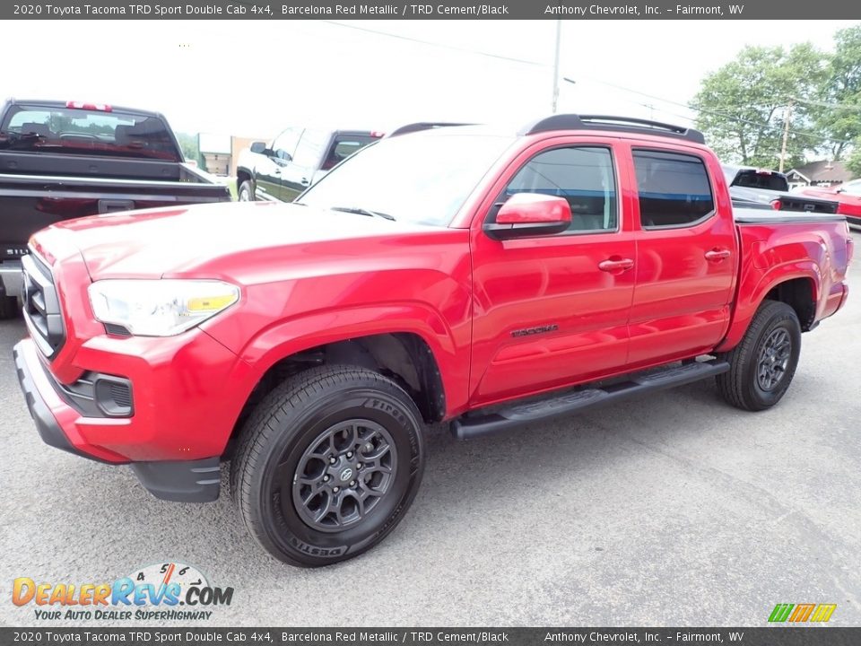 Front 3/4 View of 2020 Toyota Tacoma TRD Sport Double Cab 4x4 Photo #8