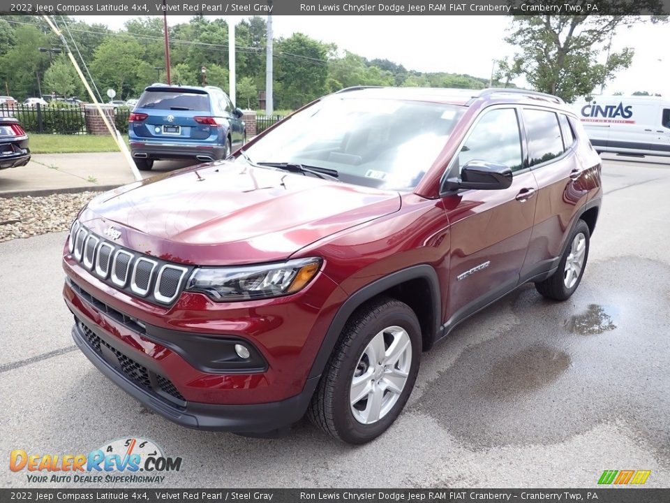 2022 Jeep Compass Latitude 4x4 Velvet Red Pearl / Steel Gray Photo #4