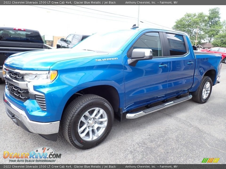 Front 3/4 View of 2022 Chevrolet Silverado 1500 LT Crew Cab 4x4 Photo #7