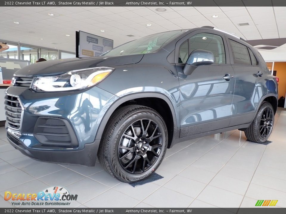 Front 3/4 View of 2022 Chevrolet Trax LT AWD Photo #7