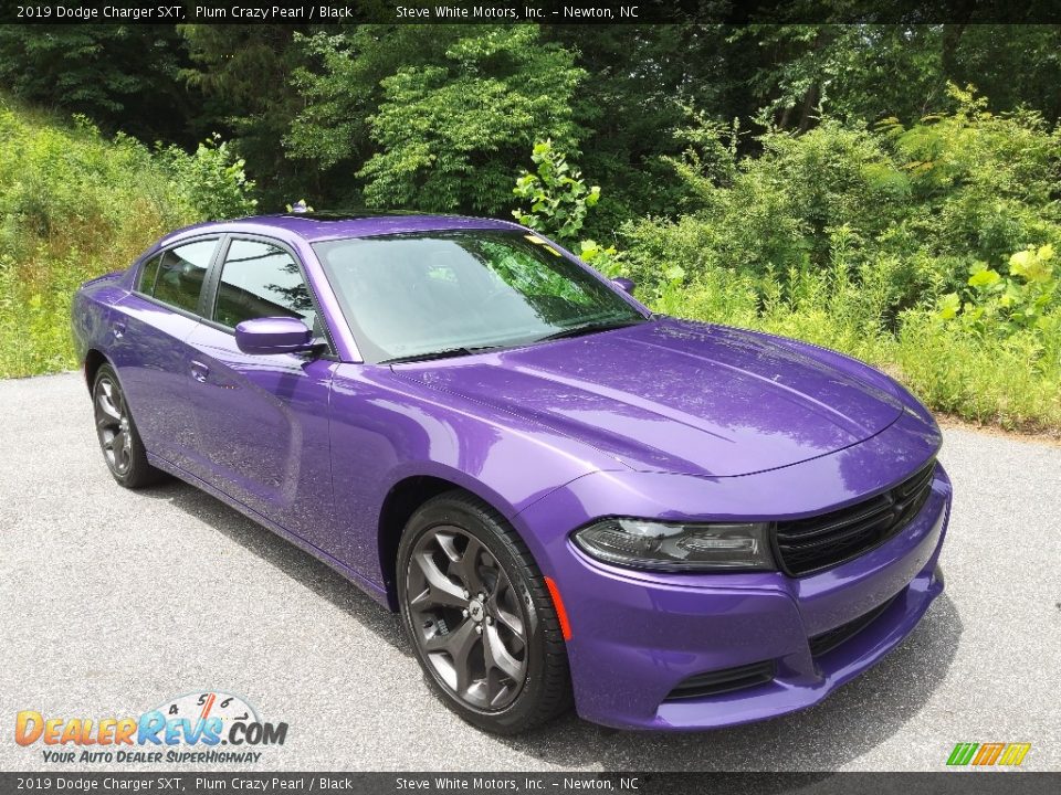 Front 3/4 View of 2019 Dodge Charger SXT Photo #4