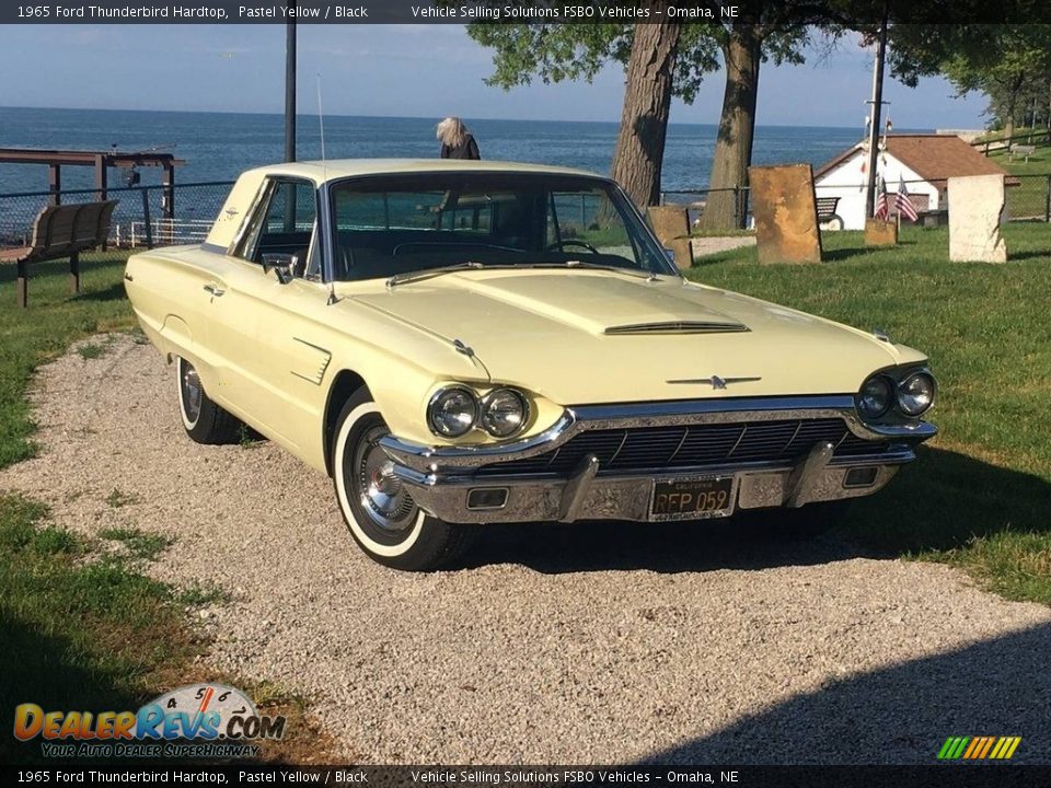 Front 3/4 View of 1965 Ford Thunderbird Hardtop Photo #1