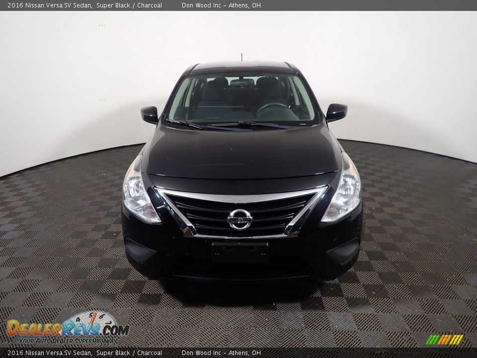 2016 Nissan Versa SV Sedan Super Black / Charcoal Photo #4