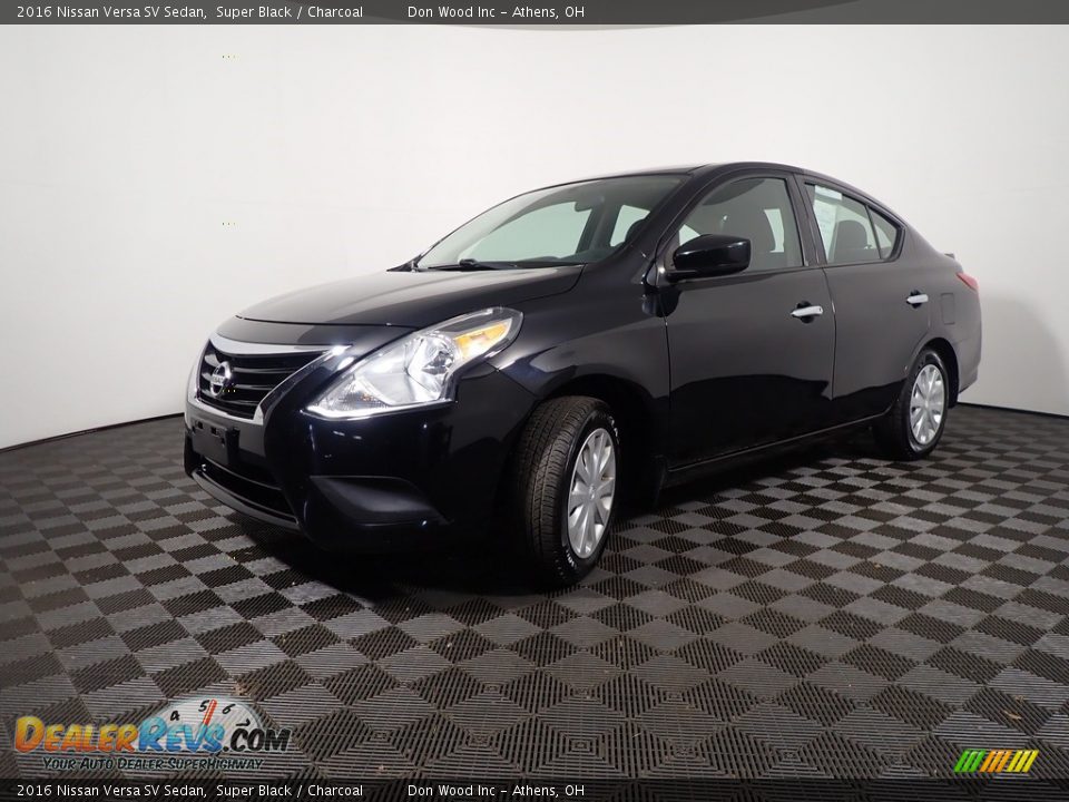 2016 Nissan Versa SV Sedan Super Black / Charcoal Photo #7