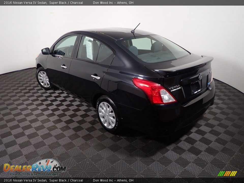 2016 Nissan Versa SV Sedan Super Black / Charcoal Photo #11