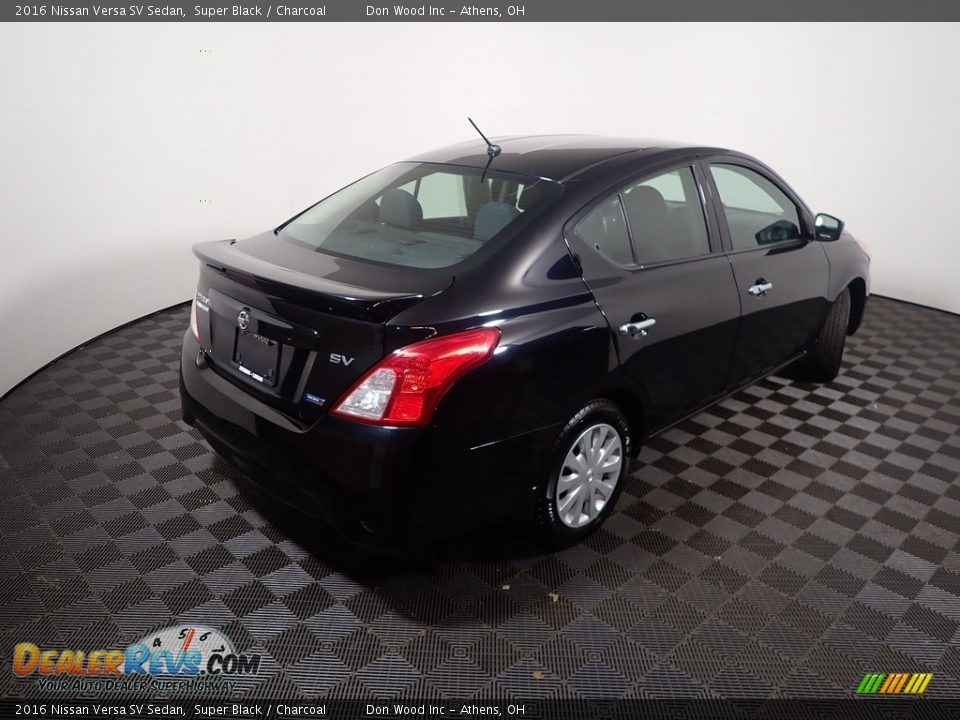 2016 Nissan Versa SV Sedan Super Black / Charcoal Photo #16