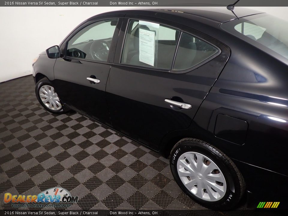 2016 Nissan Versa SV Sedan Super Black / Charcoal Photo #17