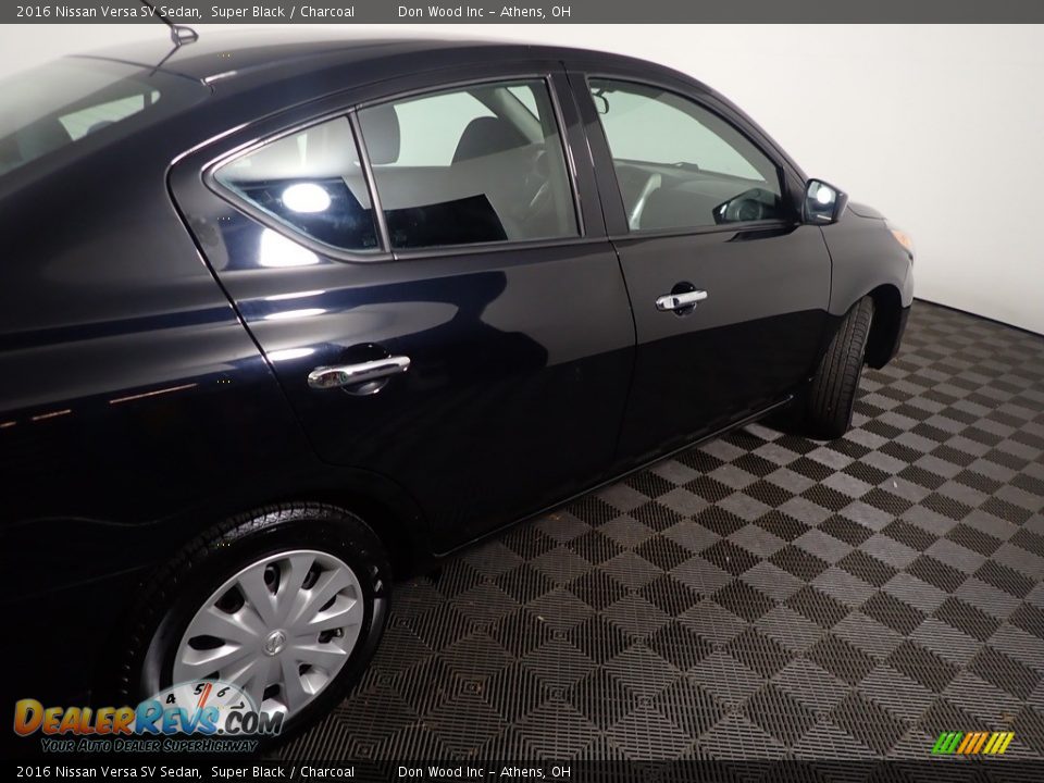 2016 Nissan Versa SV Sedan Super Black / Charcoal Photo #18