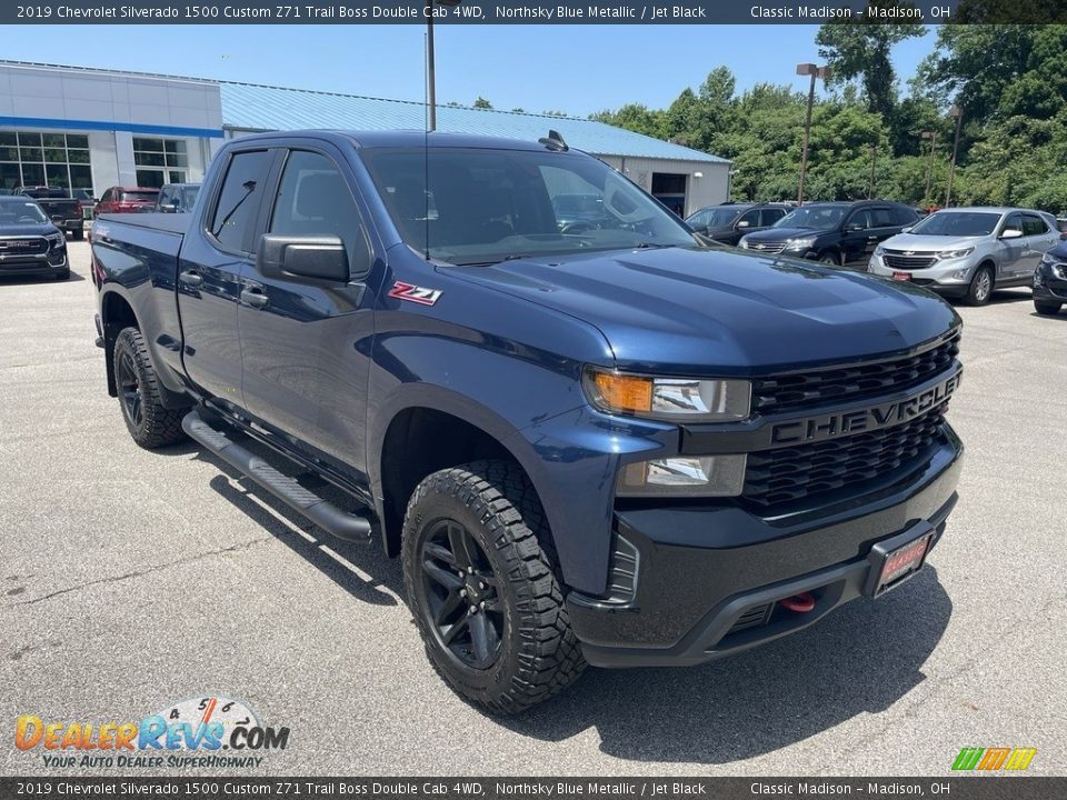Front 3/4 View of 2019 Chevrolet Silverado 1500 Custom Z71 Trail Boss Double Cab 4WD Photo #4