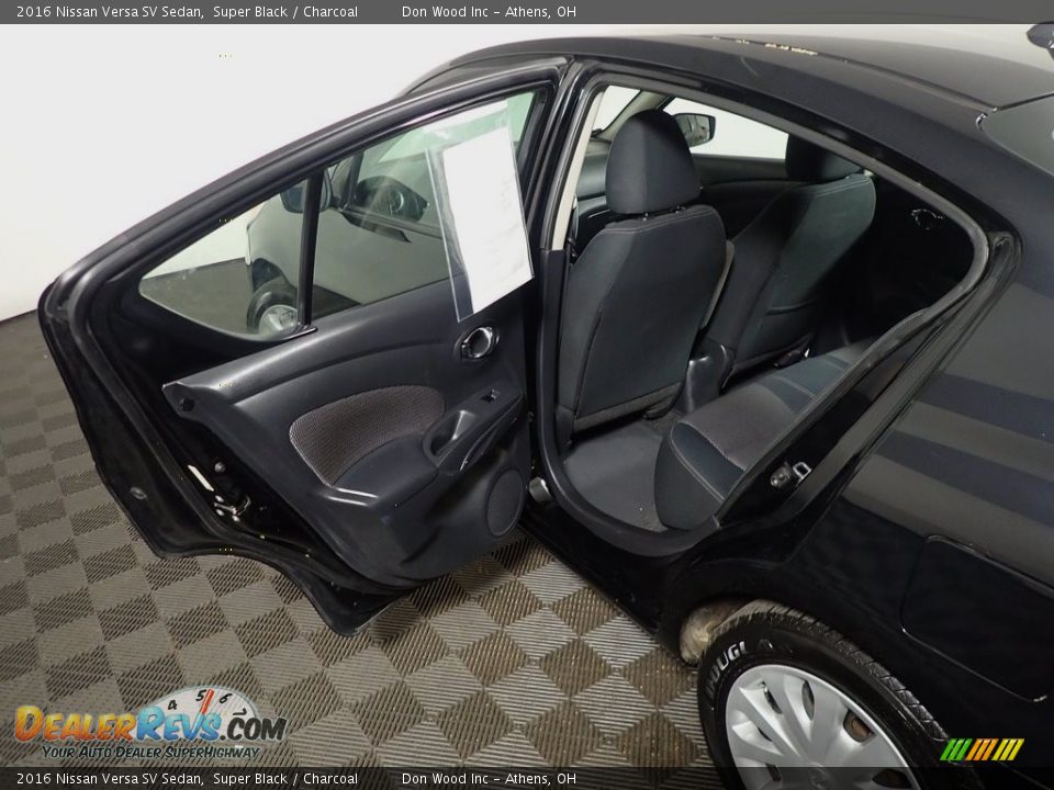 2016 Nissan Versa SV Sedan Super Black / Charcoal Photo #32