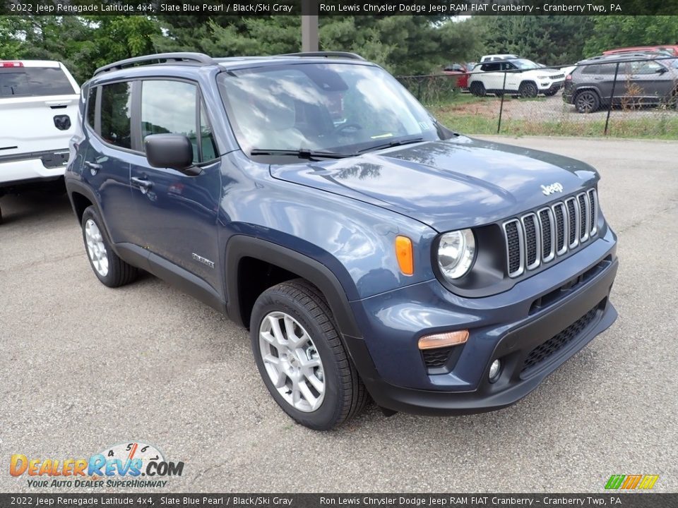 Front 3/4 View of 2022 Jeep Renegade Latitude 4x4 Photo #7