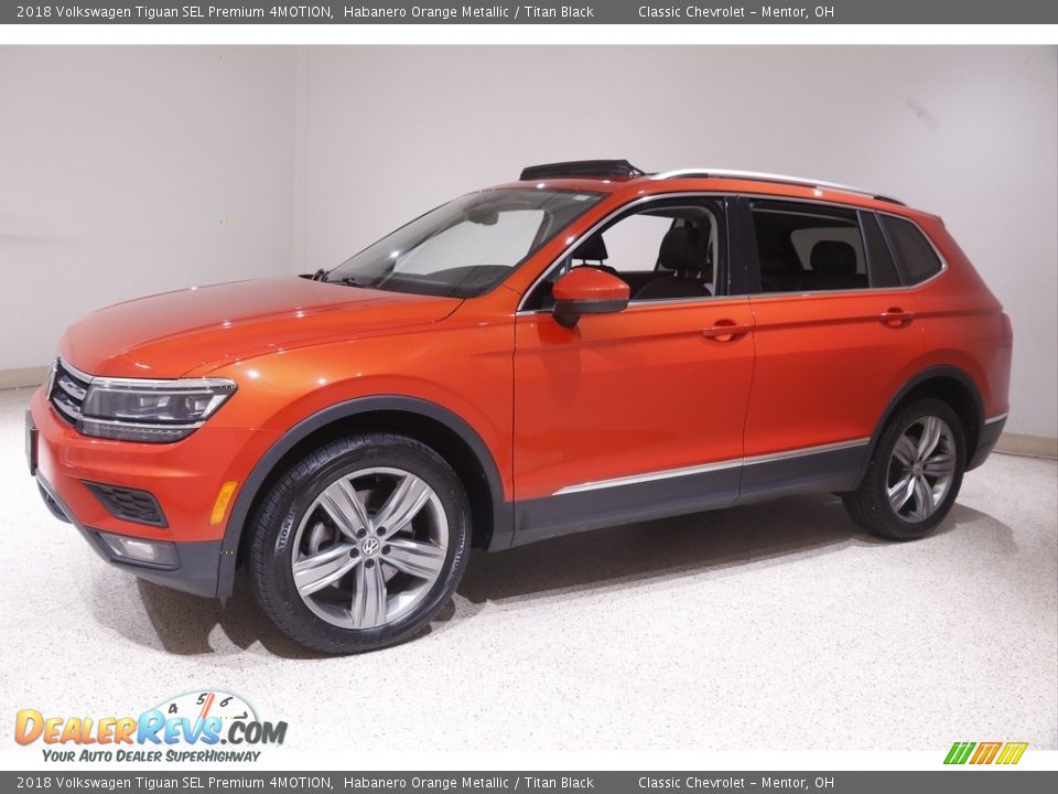 Front 3/4 View of 2018 Volkswagen Tiguan SEL Premium 4MOTION Photo #3