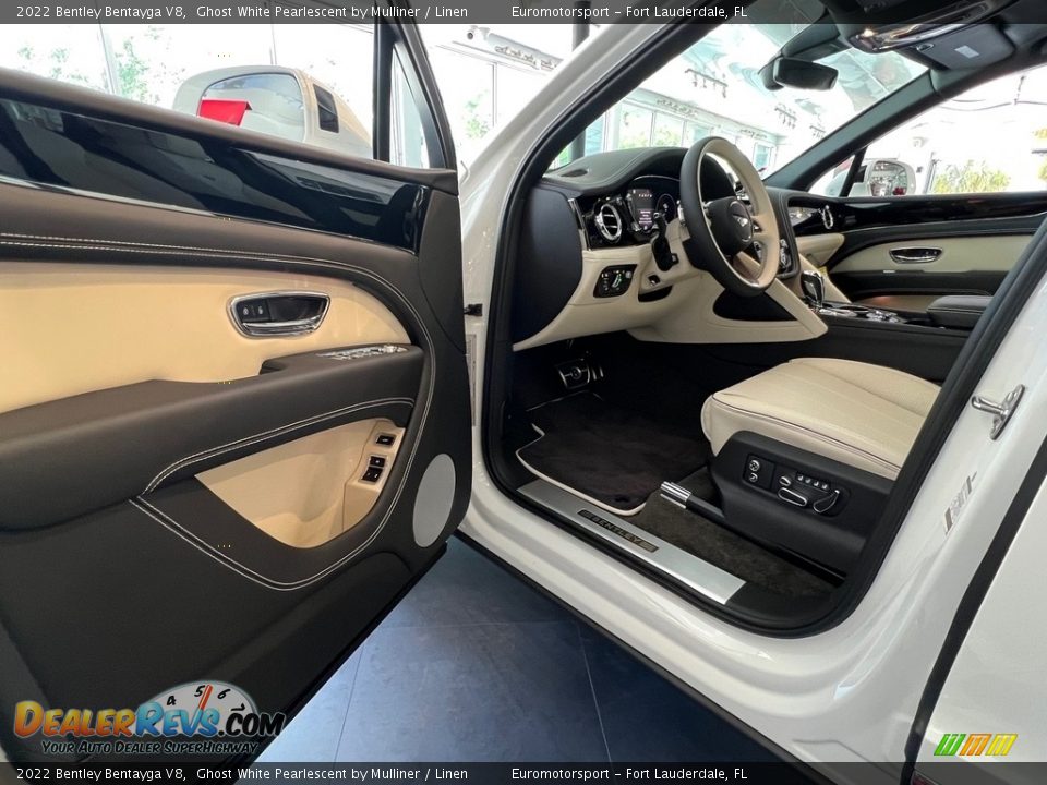 Front Seat of 2022 Bentley Bentayga V8 Photo #30
