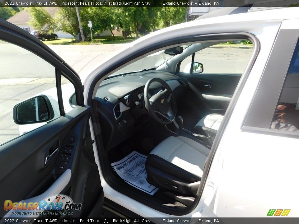 2022 Chevrolet Trax LT AWD Iridescent Pearl Tricoat / Jet Black/Light Ash Gray Photo #10