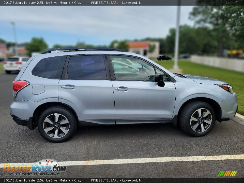 2017 Subaru Forester 2.5i Ice Silver Metallic / Gray Photo #5