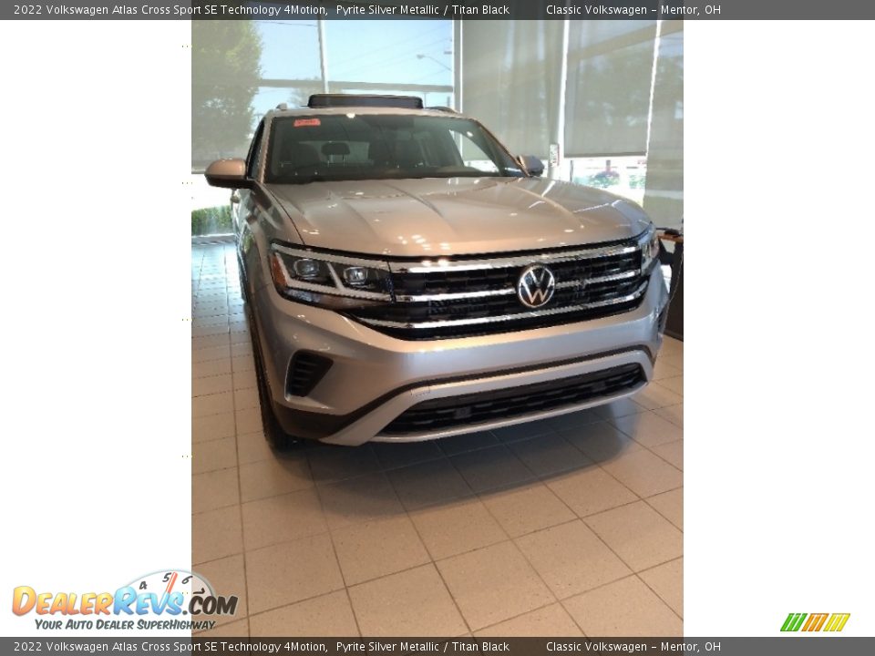 2022 Volkswagen Atlas Cross Sport SE Technology 4Motion Pyrite Silver Metallic / Titan Black Photo #1