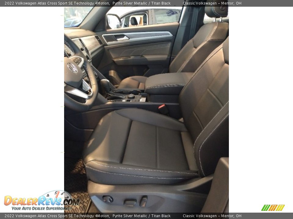 2022 Volkswagen Atlas Cross Sport SE Technology 4Motion Pyrite Silver Metallic / Titan Black Photo #2