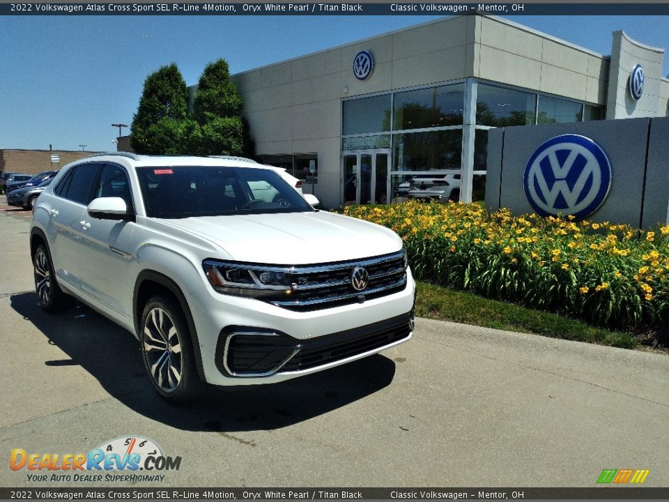 Front 3/4 View of 2022 Volkswagen Atlas Cross Sport SEL R-Line 4Motion Photo #1