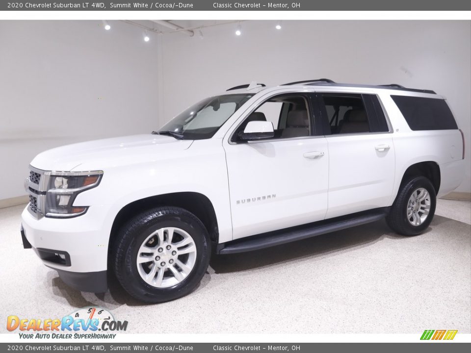 Front 3/4 View of 2020 Chevrolet Suburban LT 4WD Photo #3