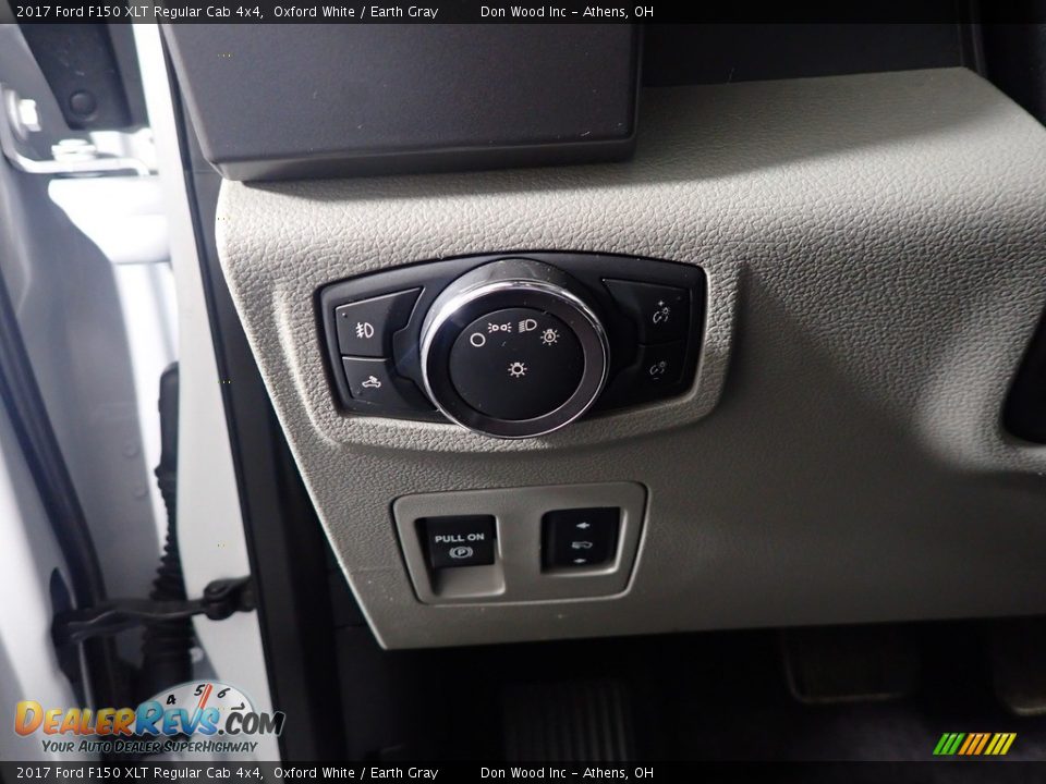 Controls of 2017 Ford F150 XLT Regular Cab 4x4 Photo #32