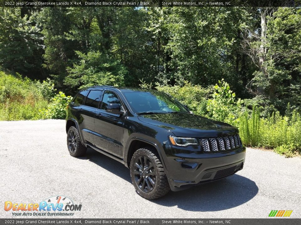 Front 3/4 View of 2022 Jeep Grand Cherokee Laredo X 4x4 Photo #4