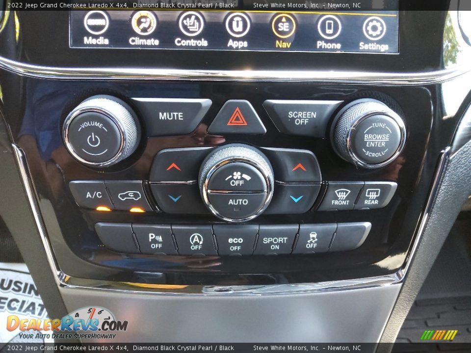 Controls of 2022 Jeep Grand Cherokee Laredo X 4x4 Photo #27