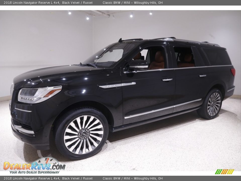 Front 3/4 View of 2018 Lincoln Navigator Reserve L 4x4 Photo #3