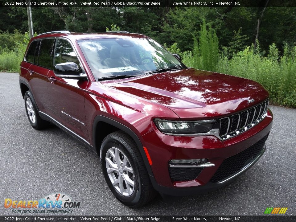 Front 3/4 View of 2022 Jeep Grand Cherokee Limited 4x4 Photo #4