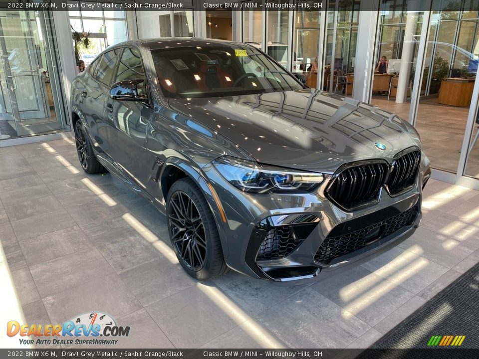 Front 3/4 View of 2022 BMW X6 M  Photo #1