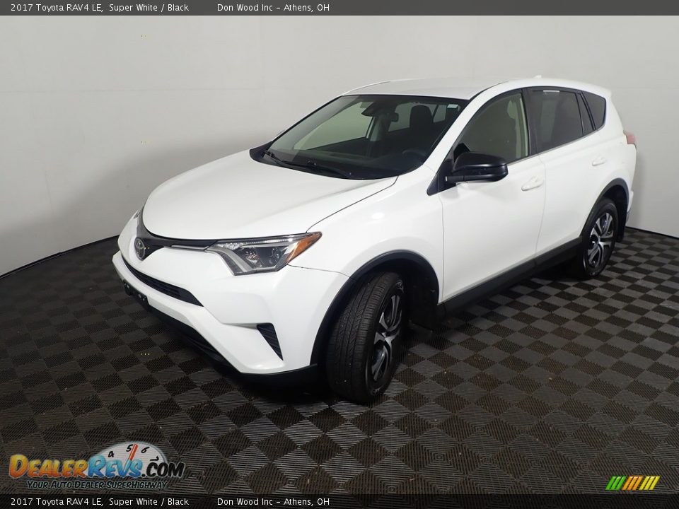 2017 Toyota RAV4 LE Super White / Black Photo #9