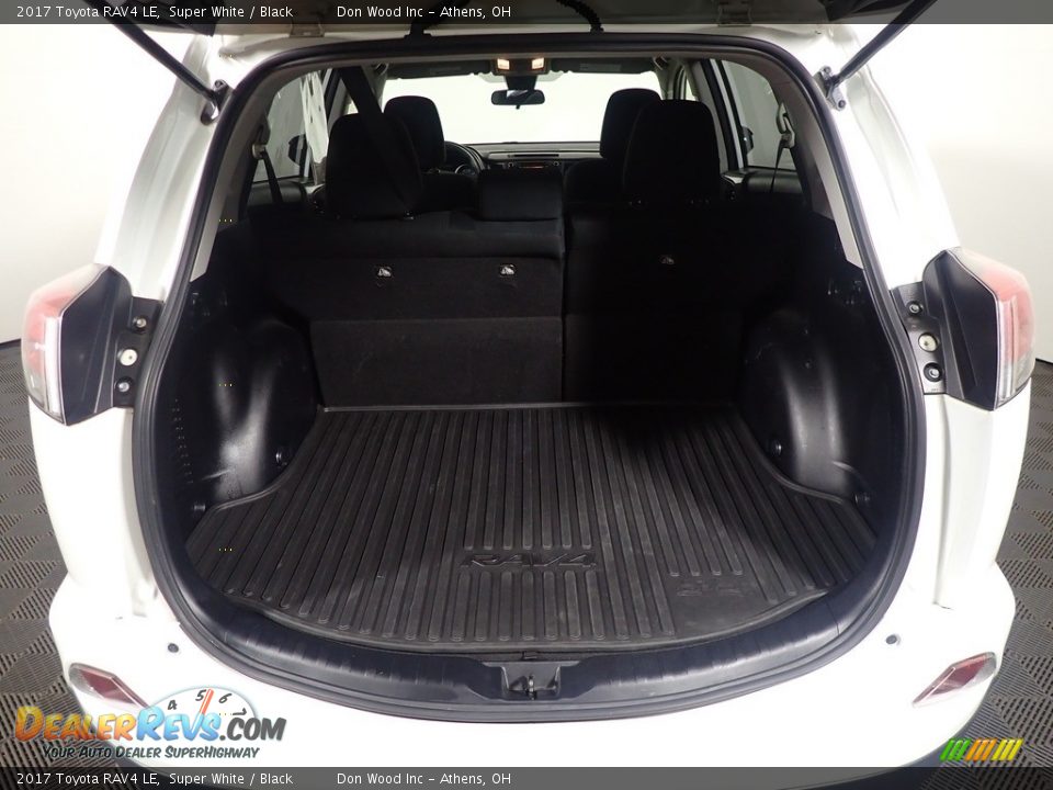 2017 Toyota RAV4 LE Super White / Black Photo #15