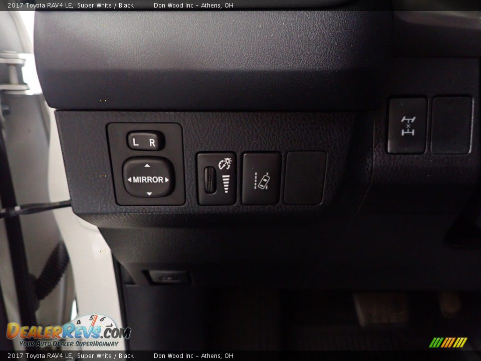 2017 Toyota RAV4 LE Super White / Black Photo #31