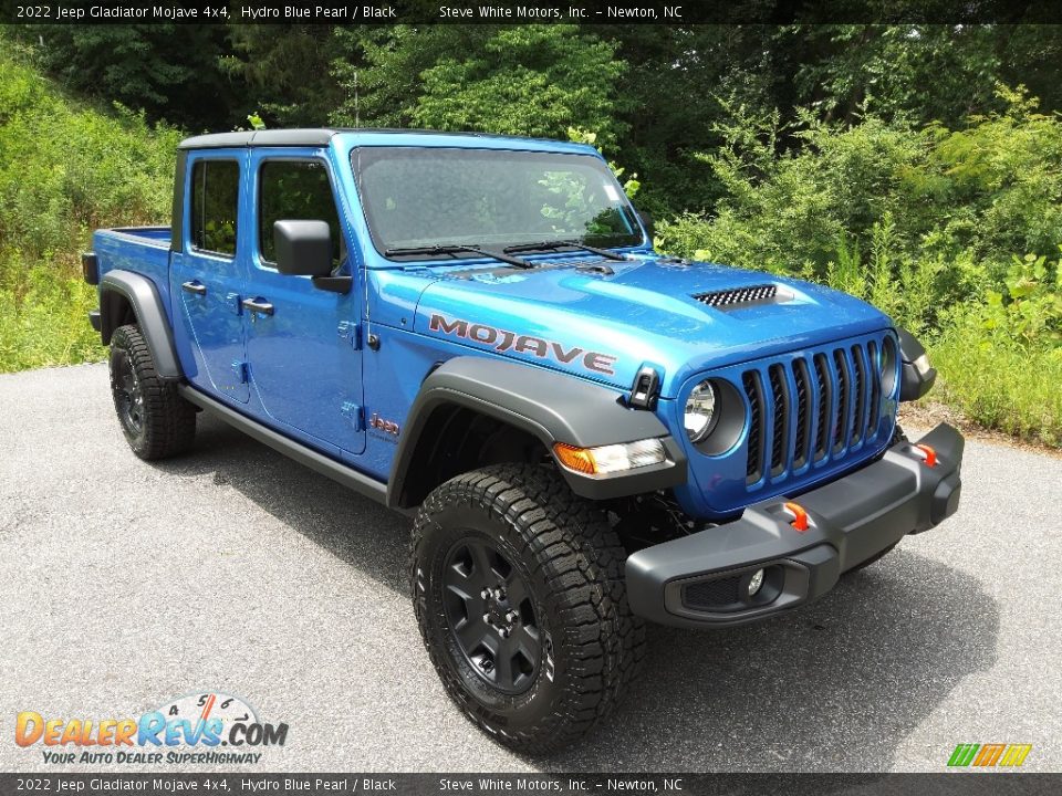 Front 3/4 View of 2022 Jeep Gladiator Mojave 4x4 Photo #4