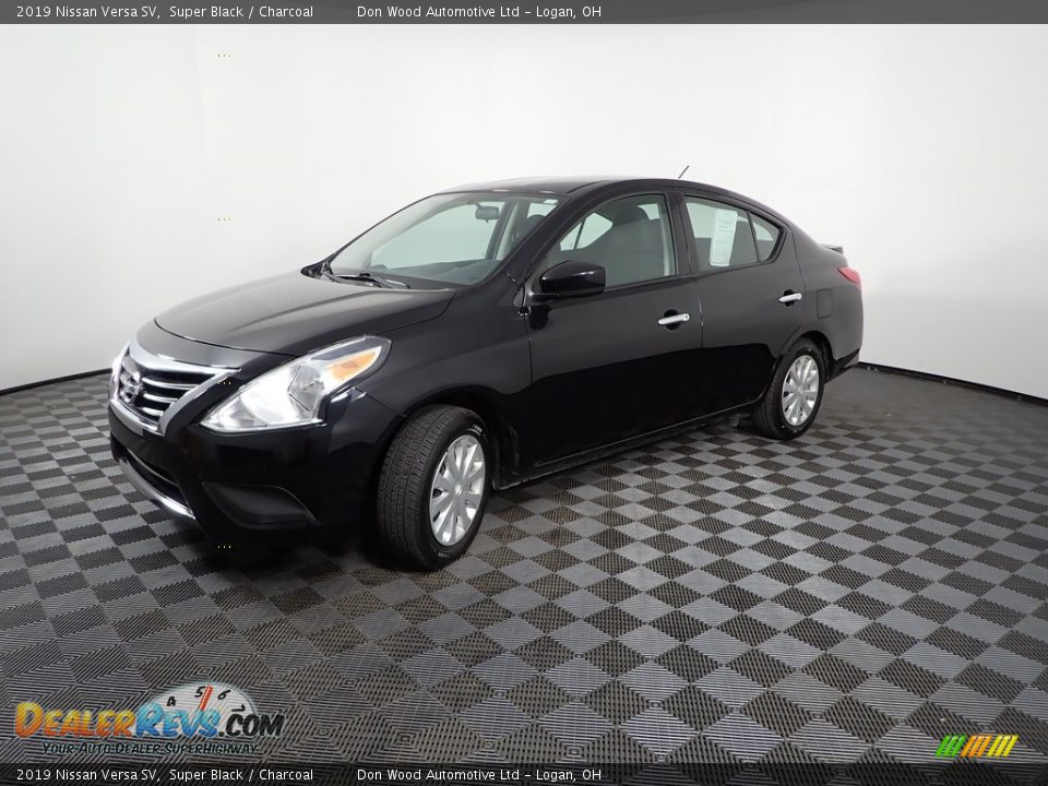 2019 Nissan Versa SV Super Black / Charcoal Photo #5