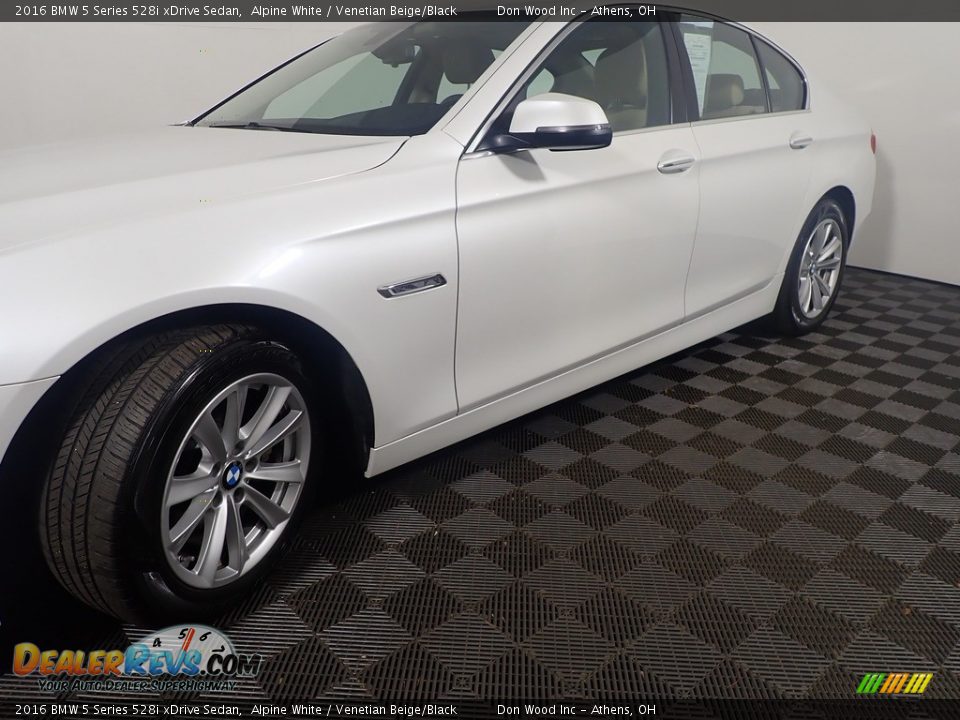 2016 BMW 5 Series 528i xDrive Sedan Alpine White / Venetian Beige/Black Photo #13