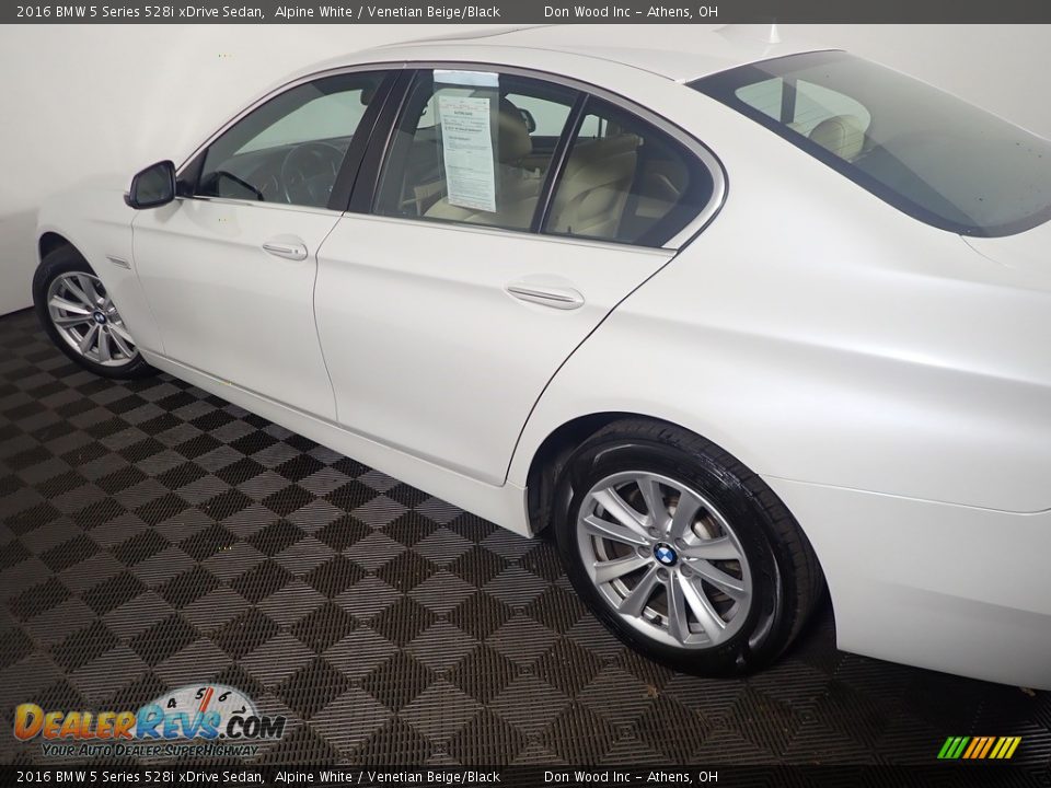 2016 BMW 5 Series 528i xDrive Sedan Alpine White / Venetian Beige/Black Photo #22