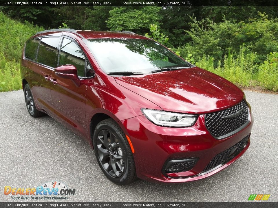 Front 3/4 View of 2022 Chrysler Pacifica Touring L AWD Photo #4