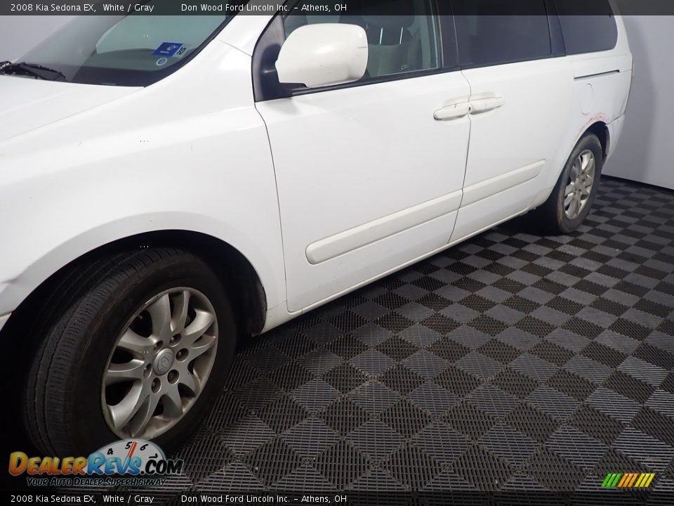 2008 Kia Sedona EX White / Gray Photo #8