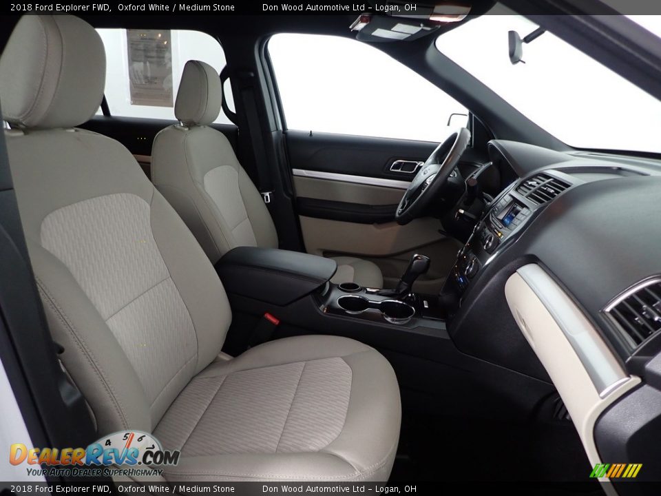 2018 Ford Explorer FWD Oxford White / Medium Stone Photo #27