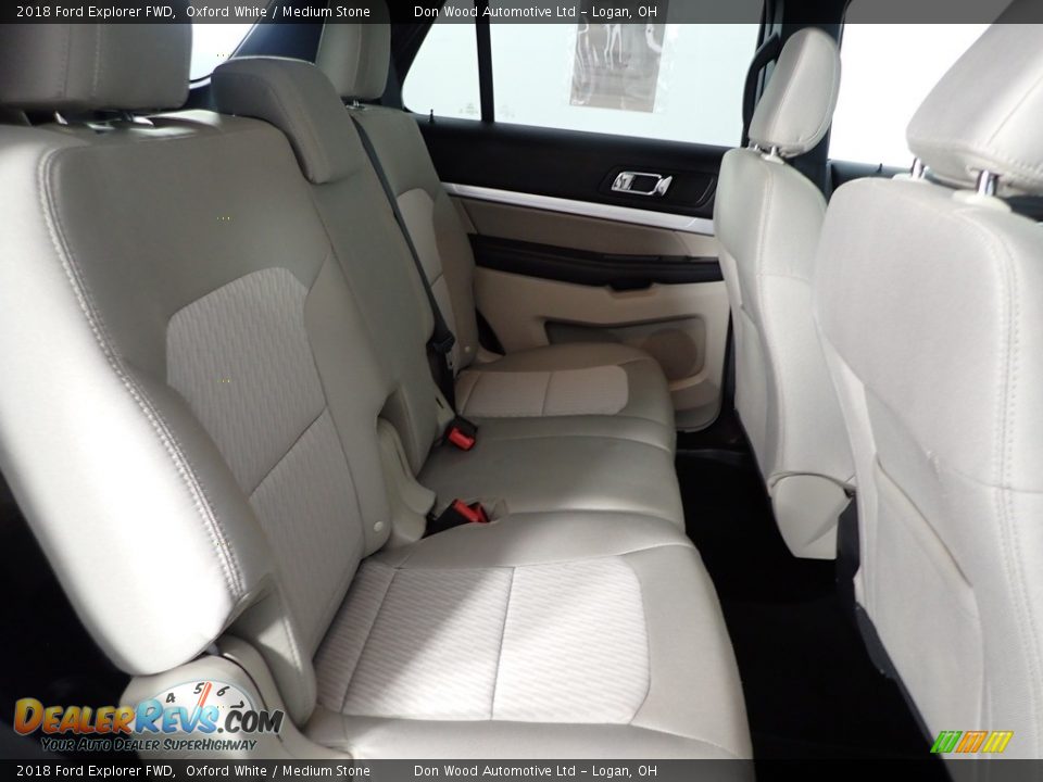 2018 Ford Explorer FWD Oxford White / Medium Stone Photo #29