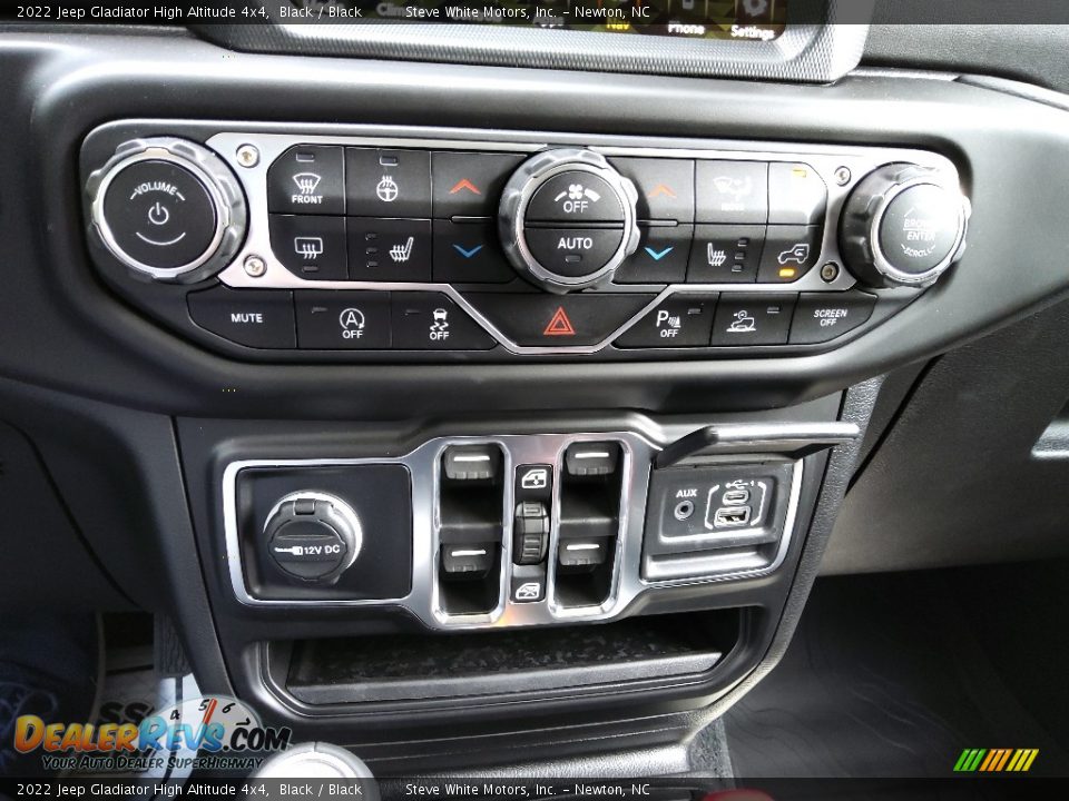 Controls of 2022 Jeep Gladiator High Altitude 4x4 Photo #27