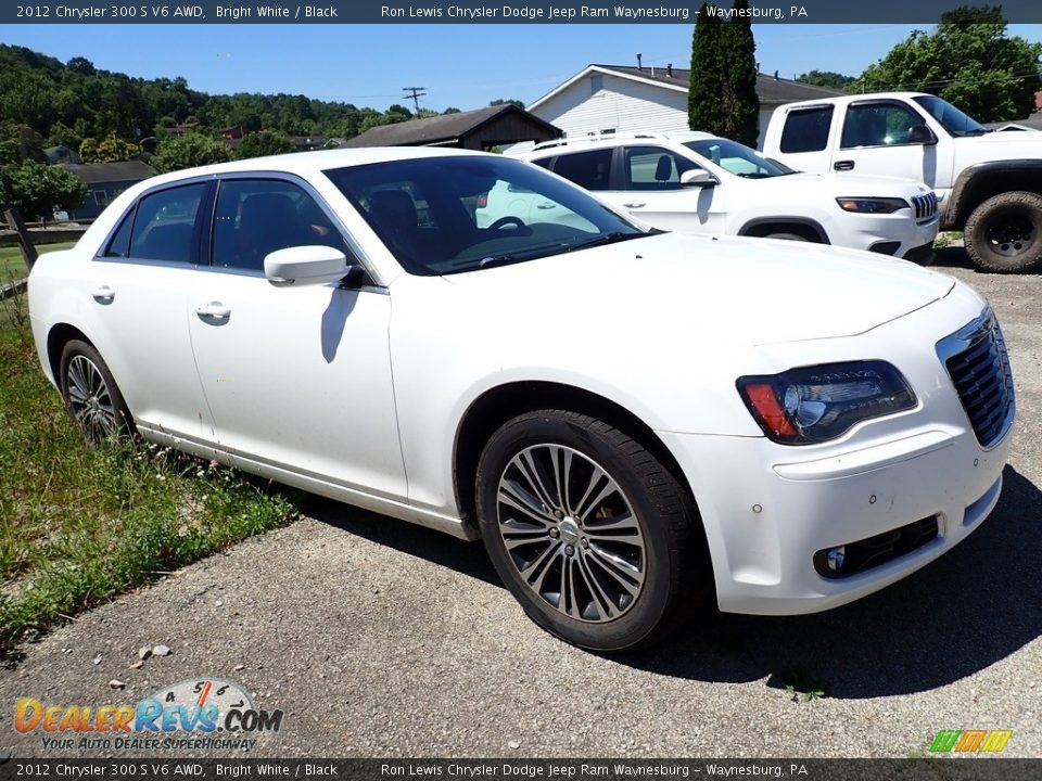 Front 3/4 View of 2012 Chrysler 300 S V6 AWD Photo #4