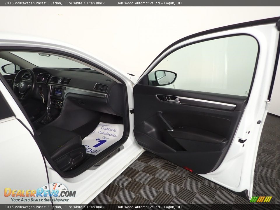 2016 Volkswagen Passat S Sedan Pure White / Titan Black Photo #25