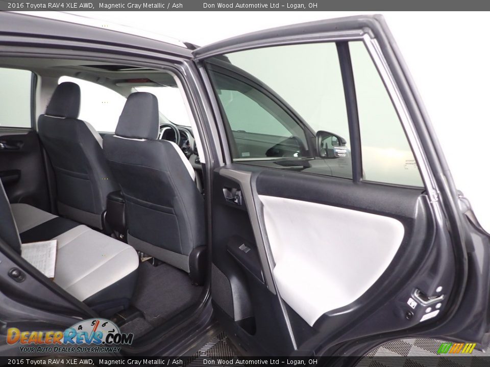 2016 Toyota RAV4 XLE AWD Magnetic Gray Metallic / Ash Photo #28