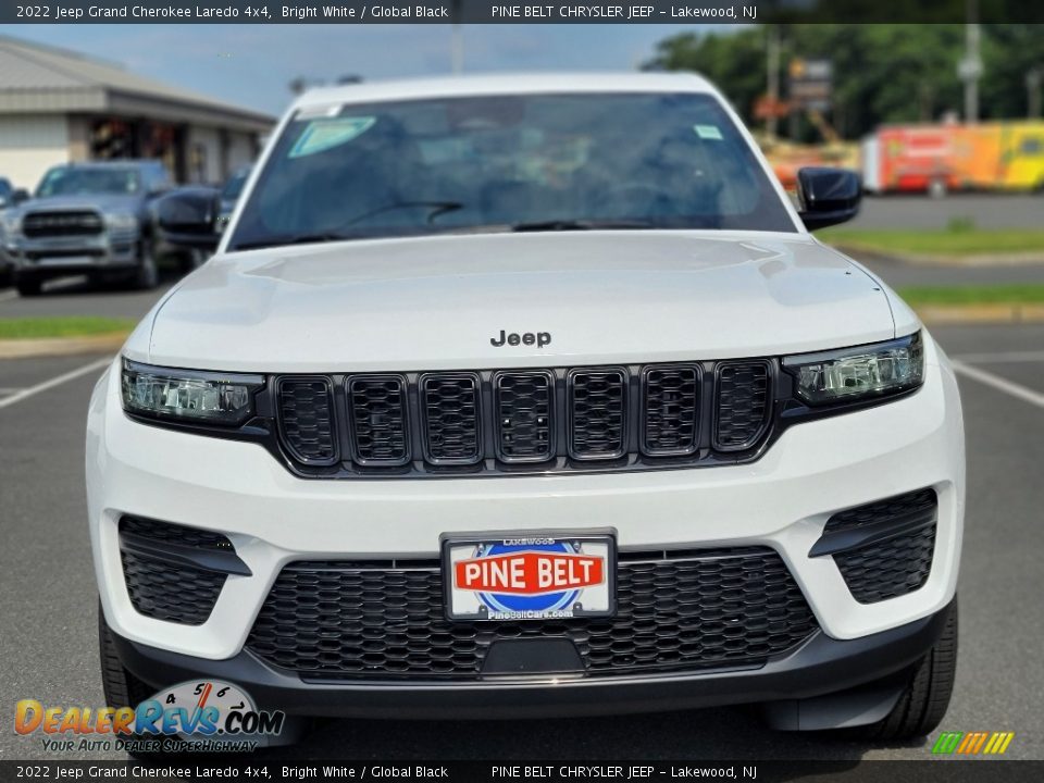 2022 Jeep Grand Cherokee Laredo 4x4 Bright White / Global Black Photo #2