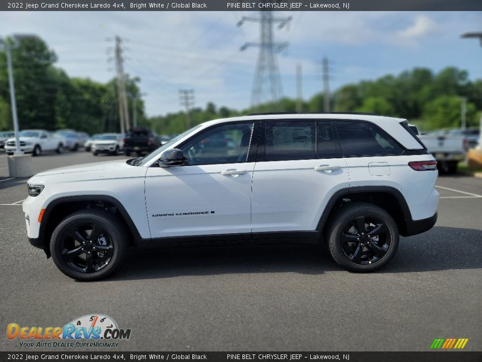 2022 Jeep Grand Cherokee Laredo 4x4 Bright White / Global Black Photo #3