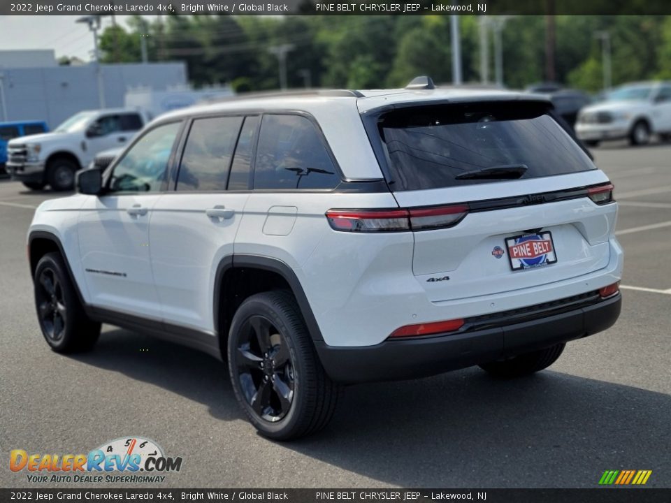 2022 Jeep Grand Cherokee Laredo 4x4 Bright White / Global Black Photo #4